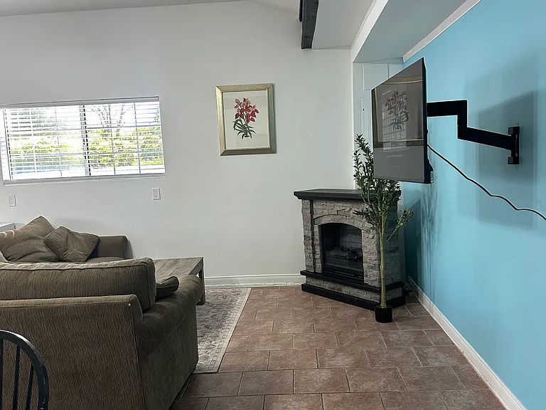 420 Hutchison St #B — Photo 12