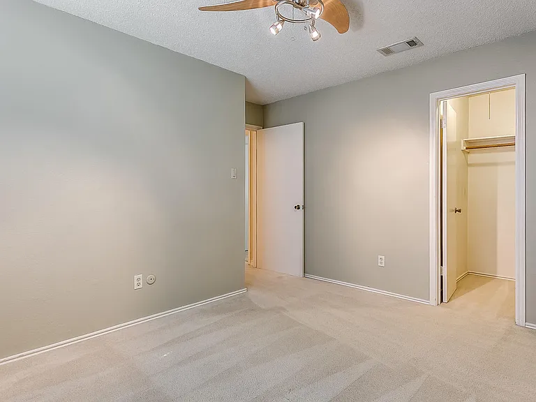 808 Sandhurst Dr — Photo 24