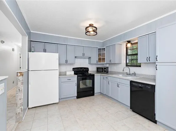 513 SE 19th St, Oak Grove, MO 64075