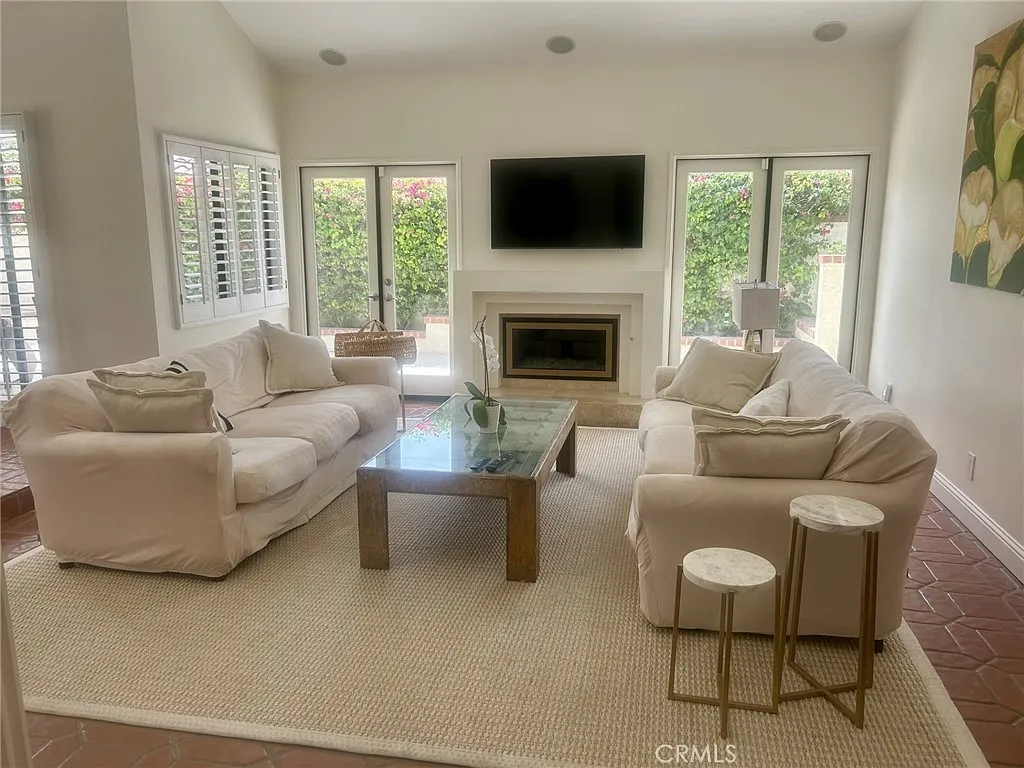 3 bed, 2.5 bath, 2116 sqft, $3,750 — Photo 2