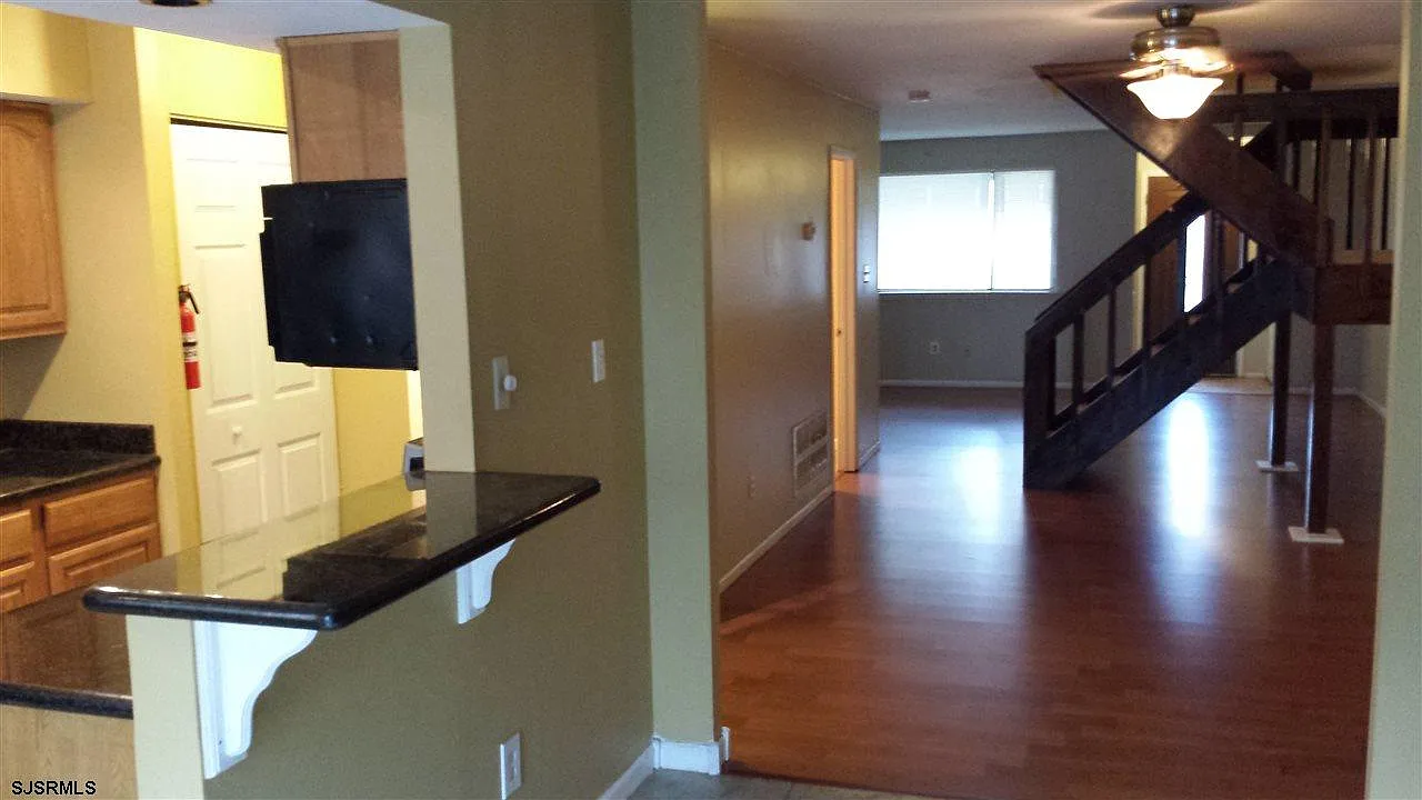 3 bed, 1.5 bath, $2,400 — Photo 2