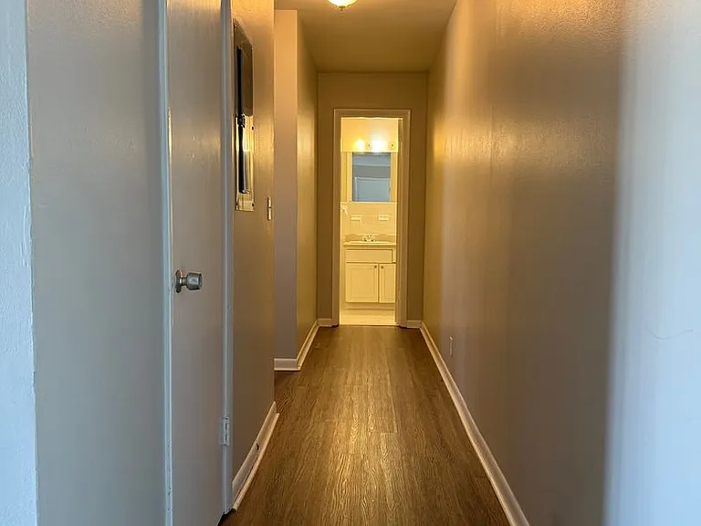 Executive House Apartments — Photo 50