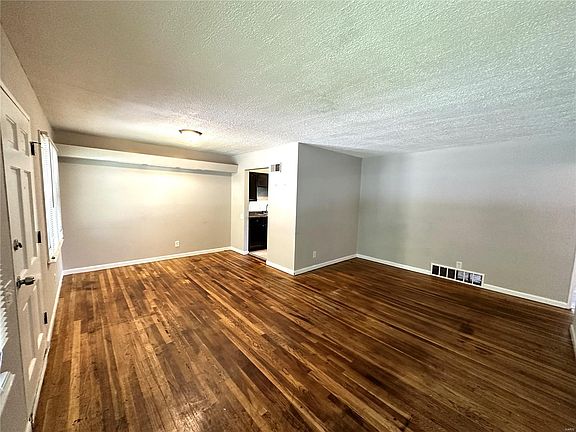4th image of 11722 Criterion Ave