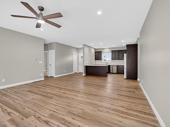 5th image of 8 Hunting Trail Ave