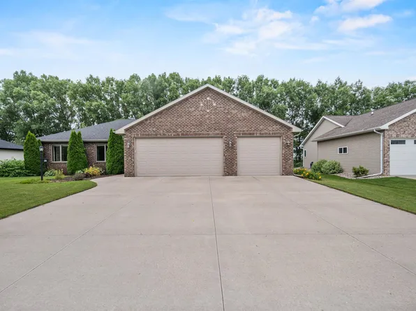 290 Royal Saint Pats Dr, Wrightstown, WI 54180