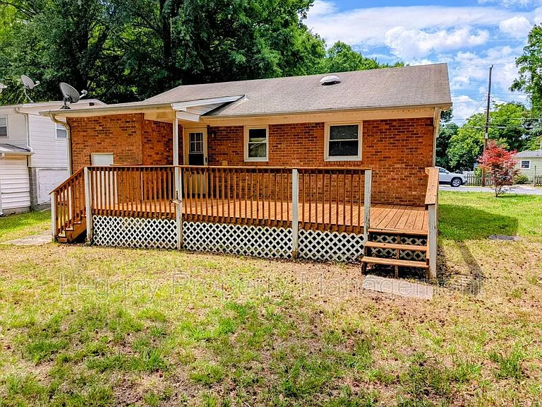 2202 Maywood St — Photo 15