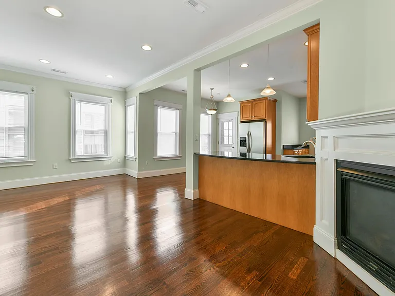 629 E 6th St #3 — Photo 2
