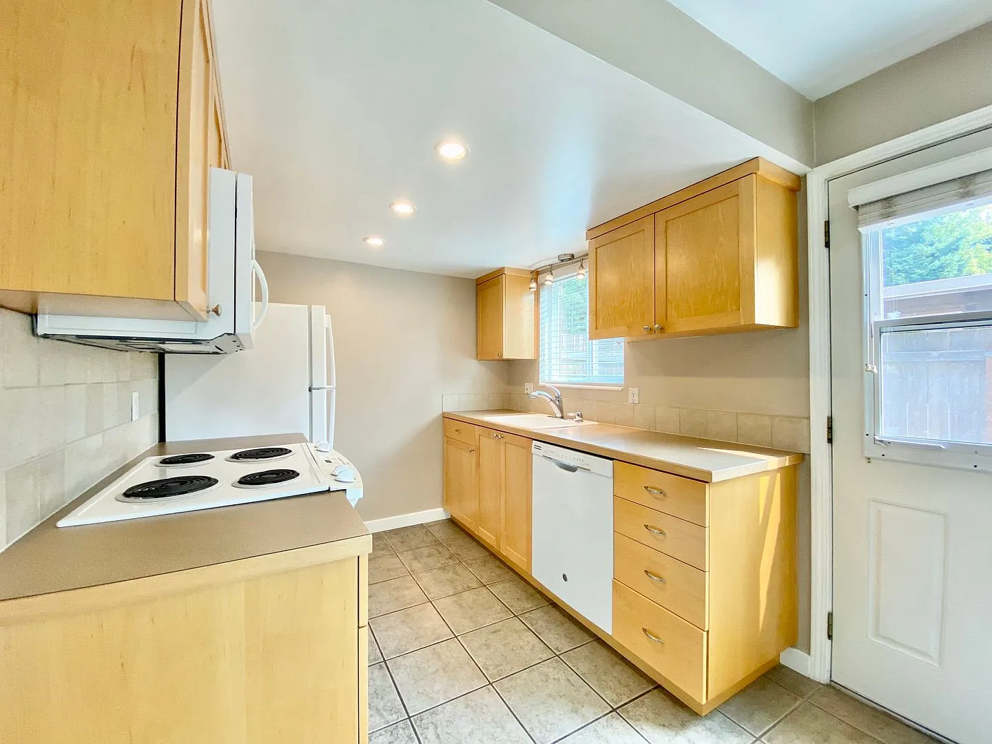 Charming Townhome in Bellevue's Newport Hills Community — Photo 4