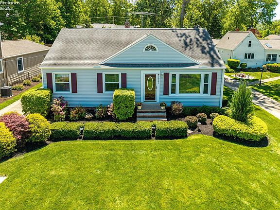 3rd image of 33161 Lake Rd