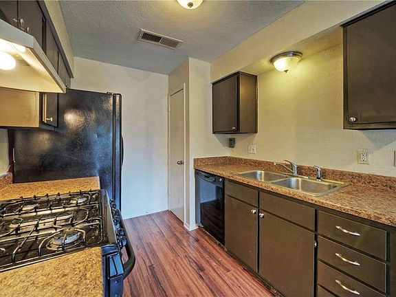 5th image of 6810 Hillcroft Dr