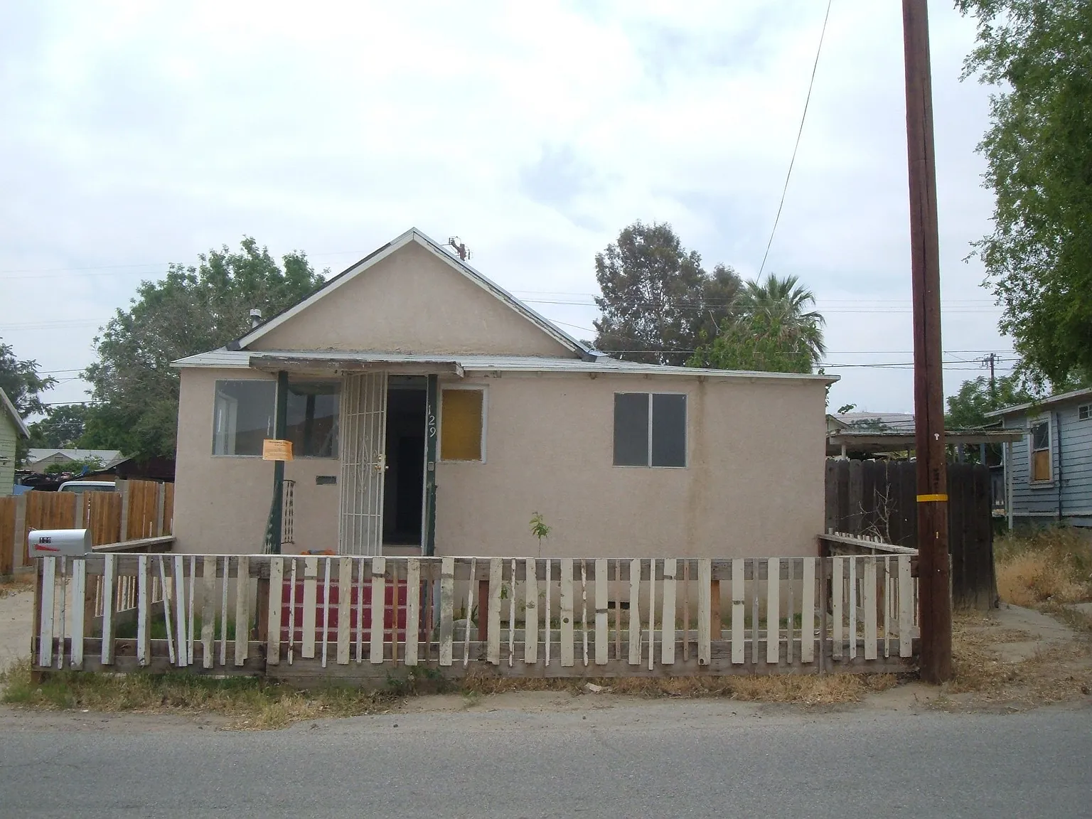 129 Oak St photo 1