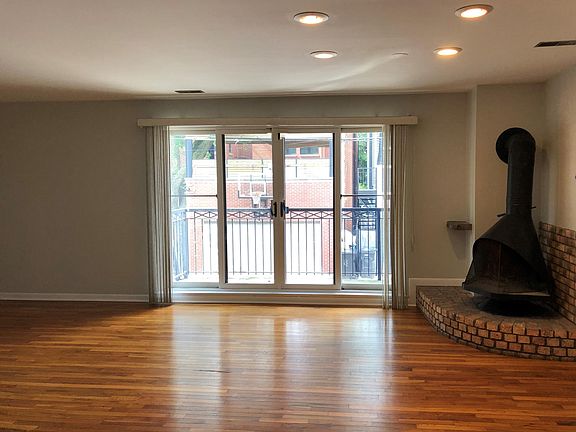 Livingroom (non-working fireplace)