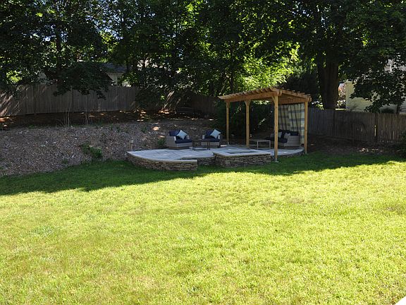 gorgeous quiet back yard