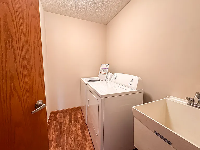 1582 Gunston Dr #B — Photo 3