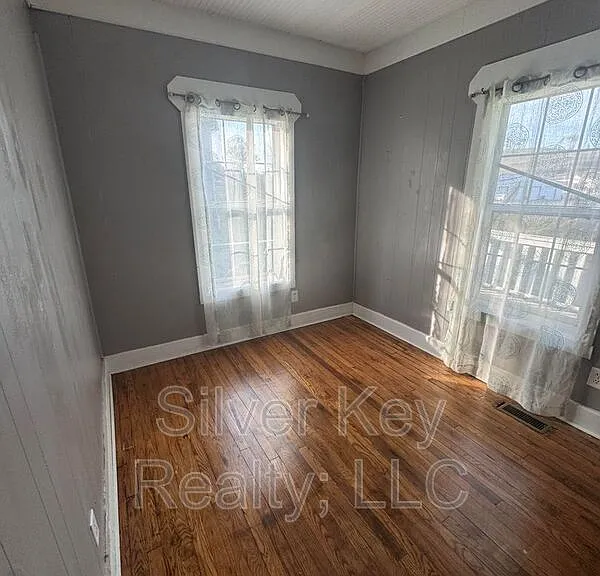 212 S Jackson St — Photo 15