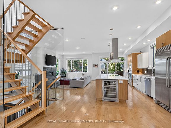 4th image of 258 Carleton Ave