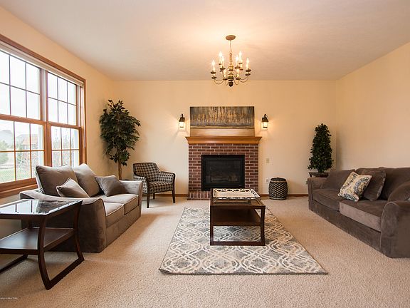 3rd image of 7490 Lonsdale Cir