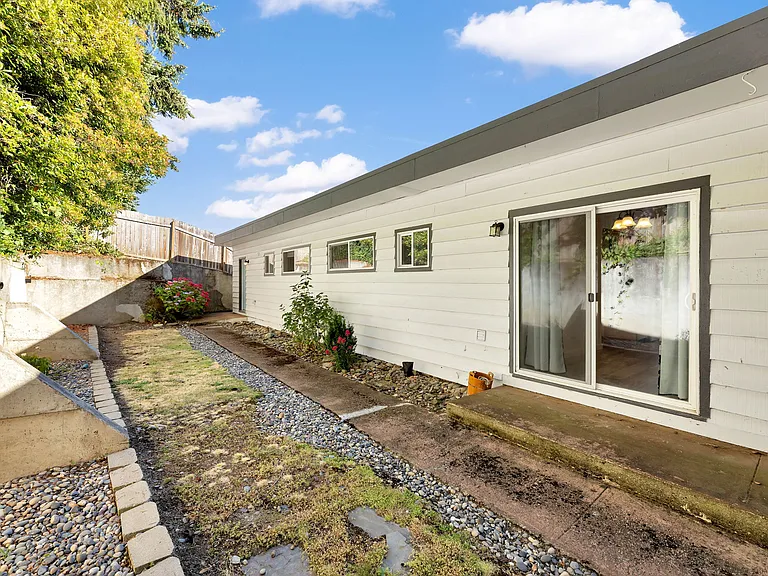 2102 NW Kelly Dr #15 — Photo 22