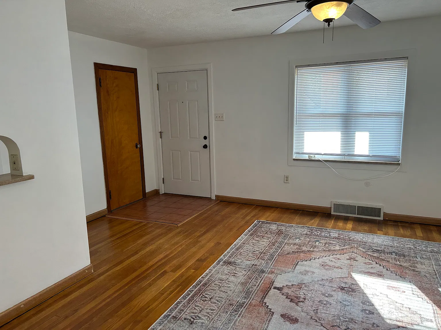 1 bed, 1000 sqft, $1,050 — Photo 4