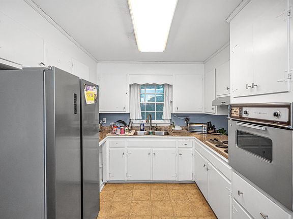 5th image of 3715 Mayfair Dr