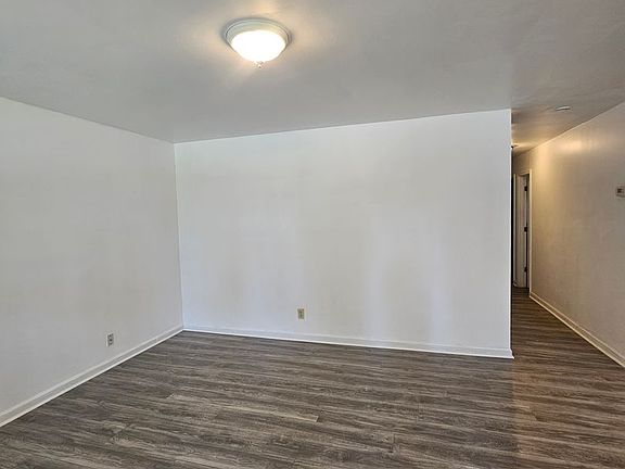 2nd image of 906 Roosevelt Blvd