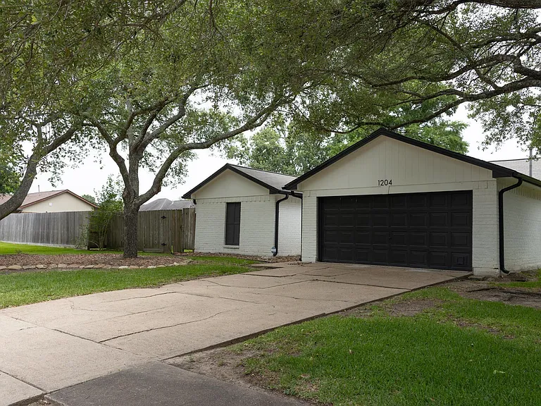 1204 Osborne Dr — Photo 2