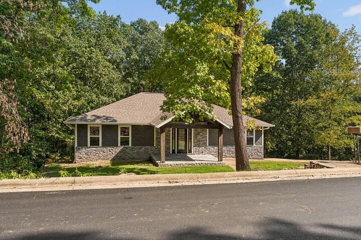 1st image of 903 Oak Grove Lane