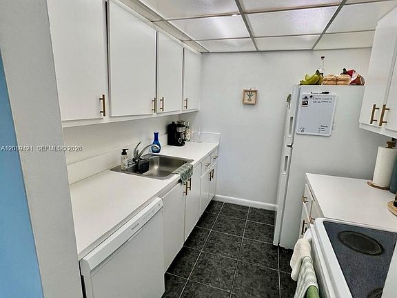 4th image of 2350 NE 135th St APT 208