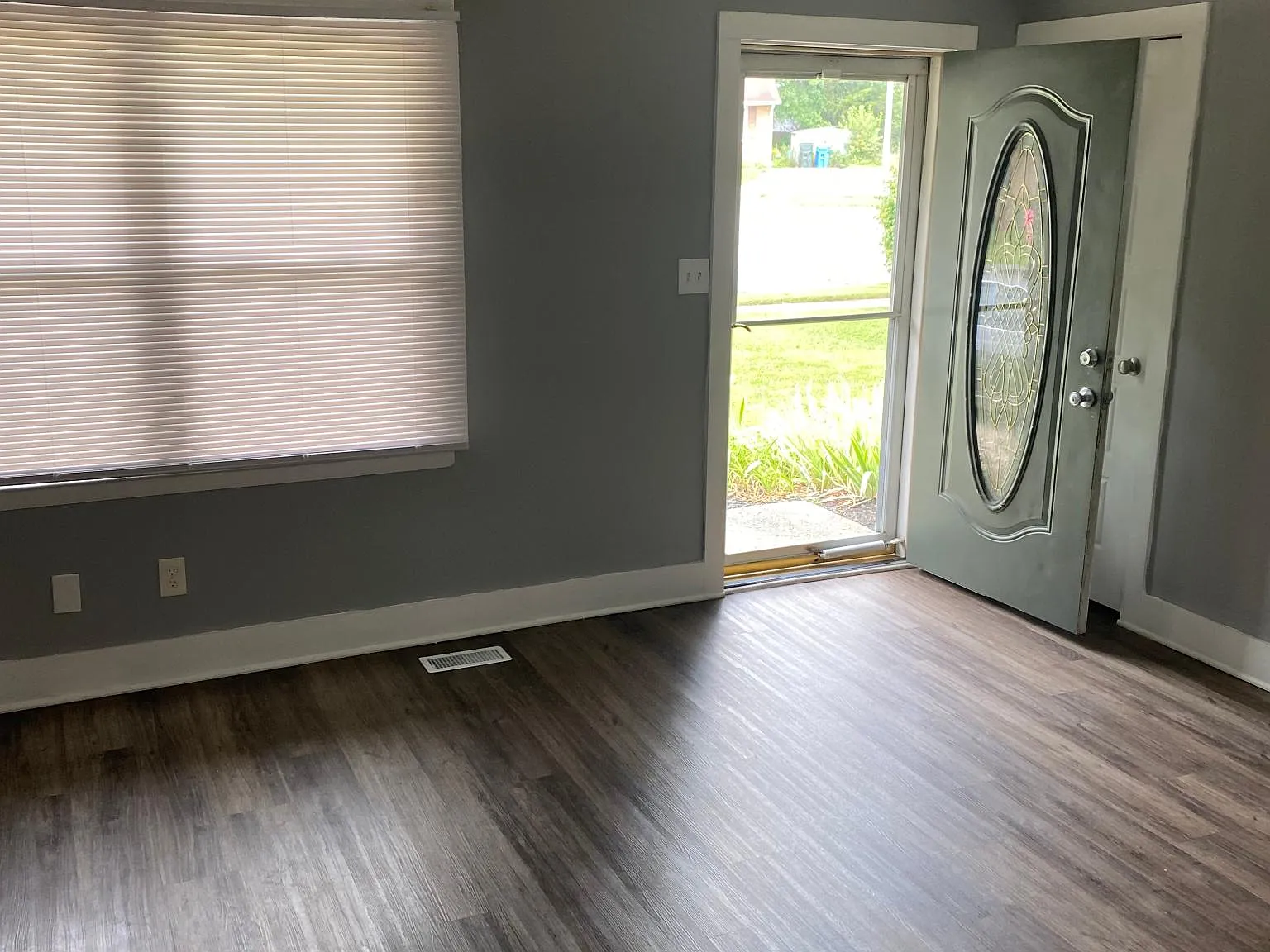 3 bed, 1000 sqft, $1,900 — Photo 2