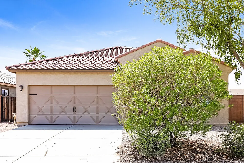 3 bed, 2.0 bath, 1695 sqft, $2,025 — Photo 1