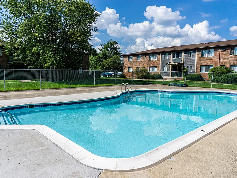 Golf Manor Apartments — Photo 12