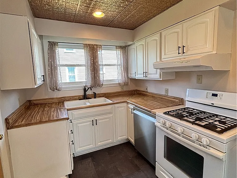 418 East Ave — Photo 2