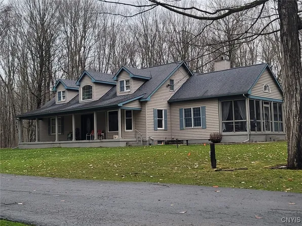 4 Hamilton Estates Dr, Phoenix, NY 13135