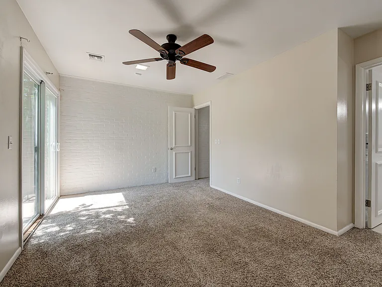 4618 N Harvey Pkwy — Photo 24