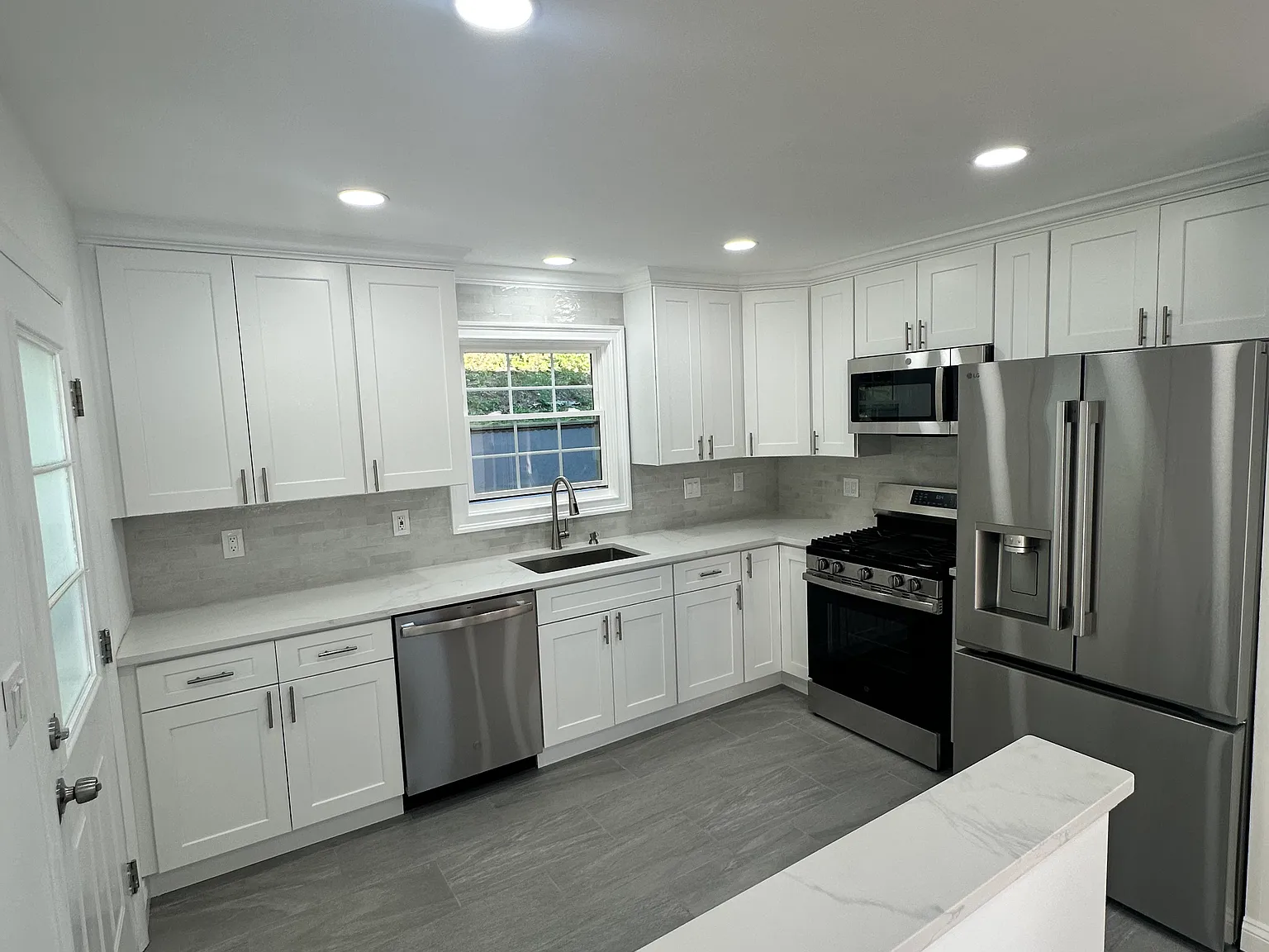 3 bed, 1.5 bath, 1400 sqft, $4,500 — Photo 3