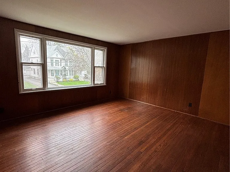 131 Flower Ave W — Photo 3