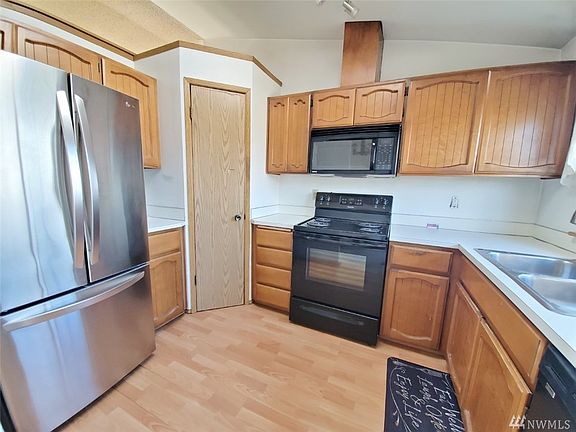 3rd image of 5005 38th St NE