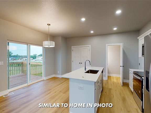 3rd image of 721 NE Oakridge Dr