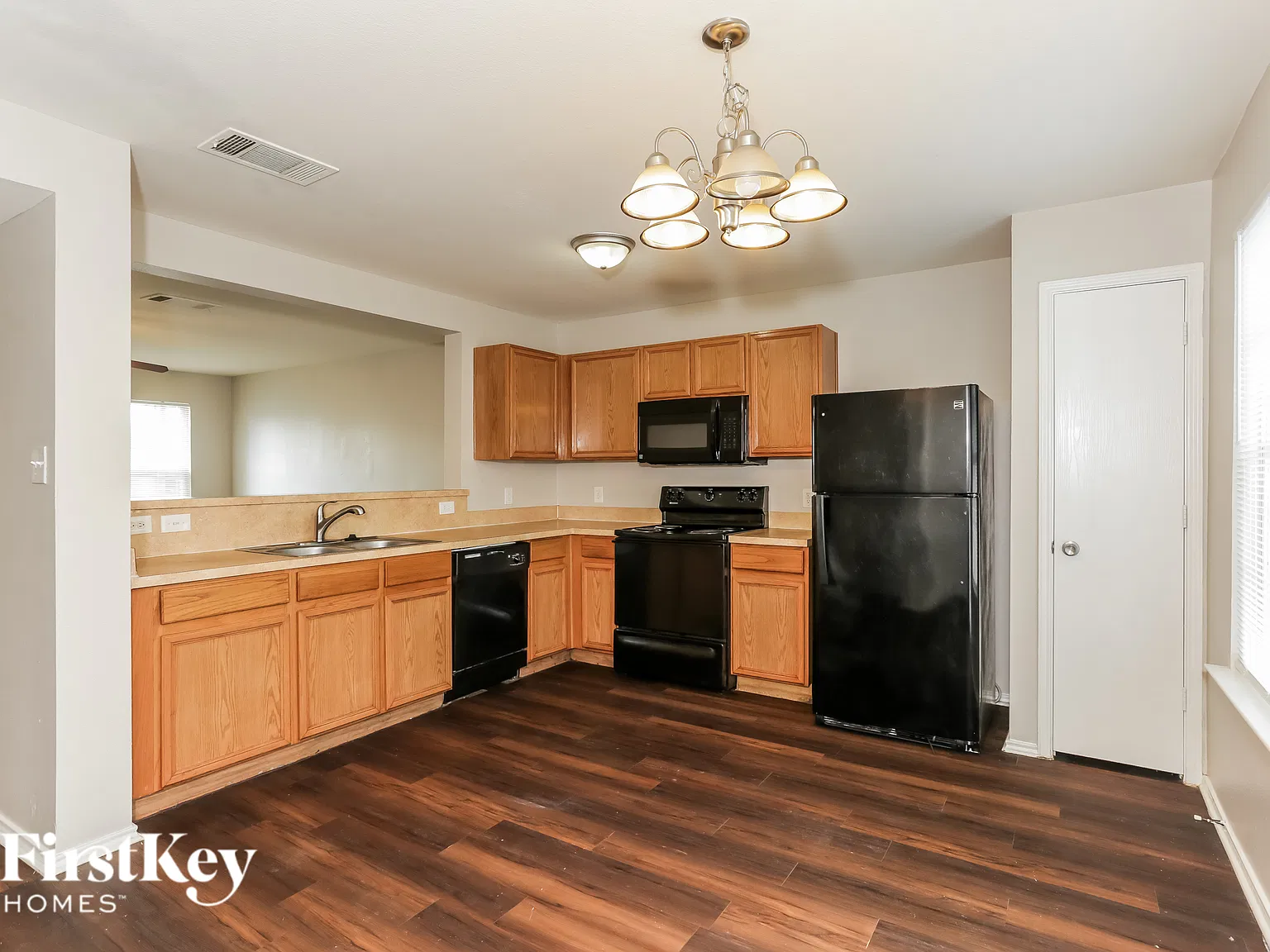 3 bed, 3.0 bath, 1566 sqft, $1,950 — Photo 4