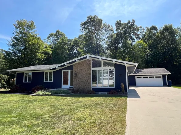 20 Circle Dr, Fruitport, MI 49415