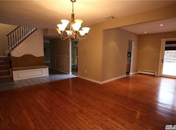 3rd image of 126 Shenandoah Blvd N
