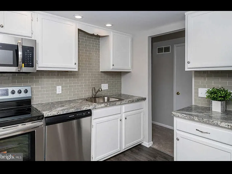 49 Six Holly Dr #6 — Photo 2