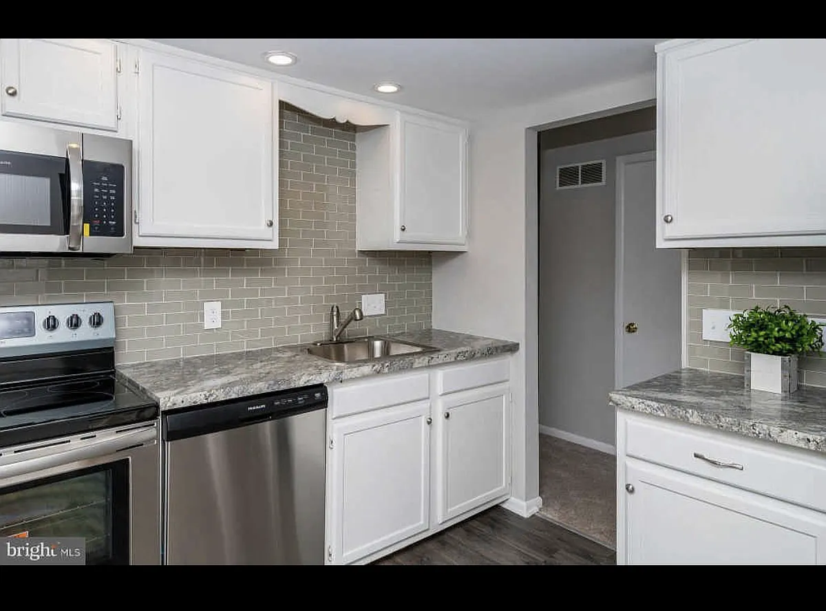 Building Photo - 49 Six Holly Dr #6