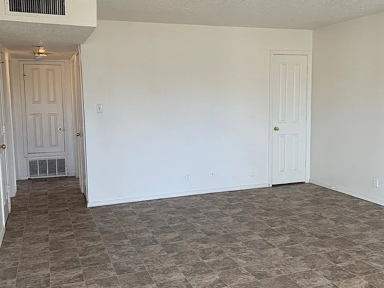 370 Atrisco Dr SW — Photo 3