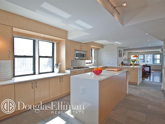 4th image of 205 E 77th St APT 14A