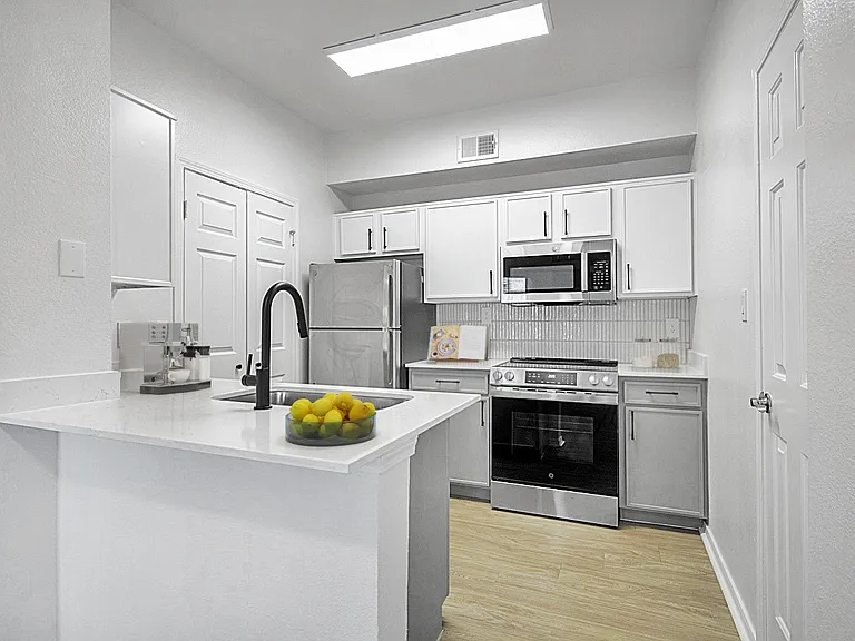 The Collins — Photo 15