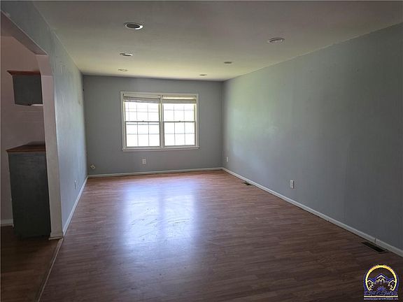 2nd image of 1601 S Maple St