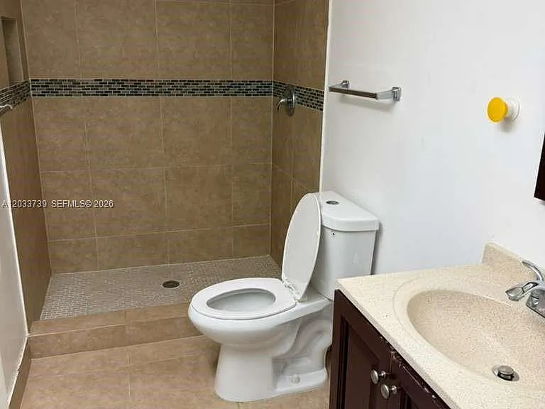 140 Lakeview Dr #211 — Photo 9