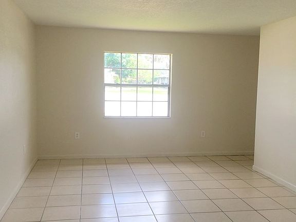 5th image of 3075 Saint Paul Dr