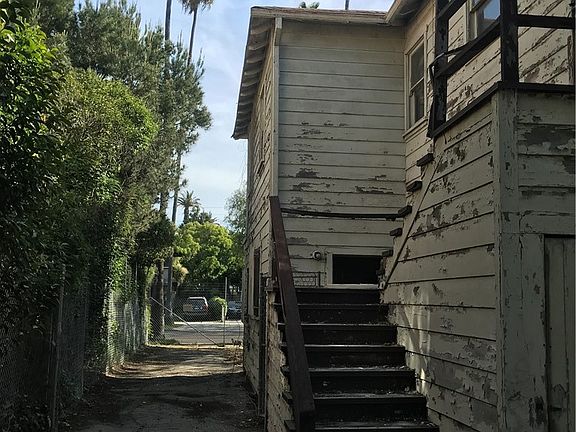 2nd image of 4351 Victoria Park Pl